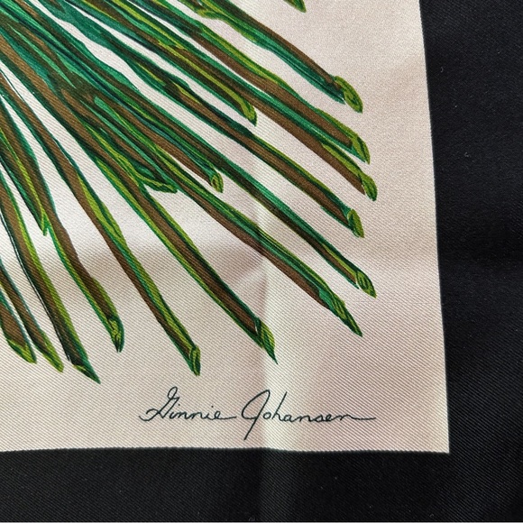 🌹Ginnie Johansen silk scarf, with a red rose bouquet & black border. Vintage. - Picture 2 of 3